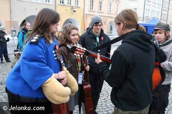 gitarowa-orkiestra-serc-graa-na-placu-ratuszowym-foto-44140