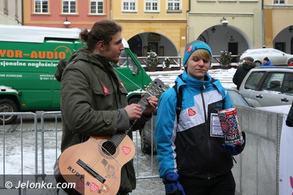 gitarowa-orkiestra-serc-graa-na-placu-ratuszowym-foto-44140