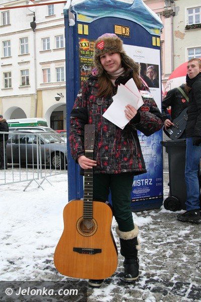 gitarowa-orkiestra-serc-graa-na-placu-ratuszowym-foto-44140