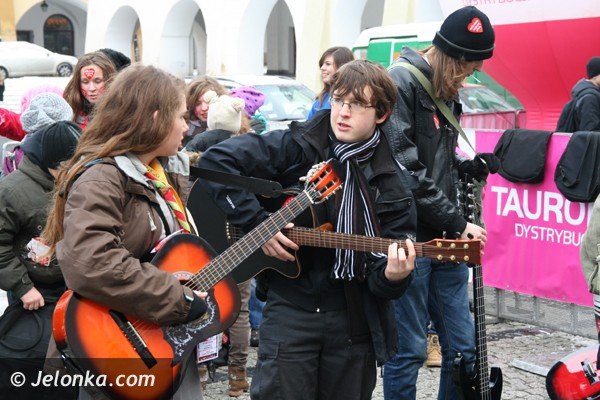 gitarowa-orkiestra-serc-graa-na-placu-ratuszowym-foto-44140