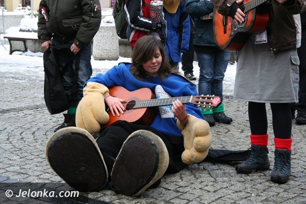 gitarowa-orkiestra-serc-graa-na-placu-ratuszowym-foto-44140
