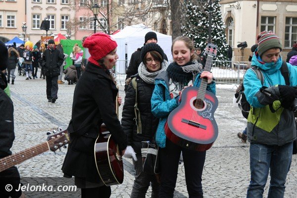 gitarowa-orkiestra-serc-graa-na-placu-ratuszowym-foto-44140