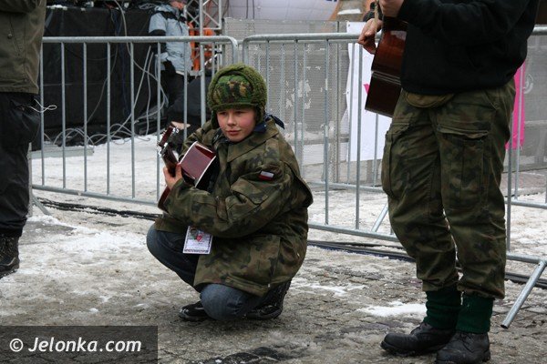 gitarowa-orkiestra-serc-graa-na-placu-ratuszowym-foto-44140