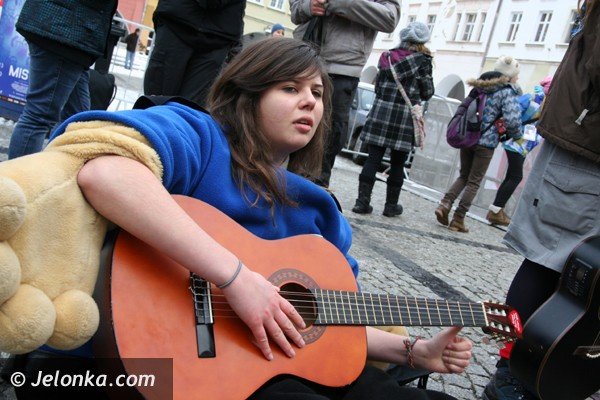 gitarowa-orkiestra-serc-graa-na-placu-ratuszowym-foto-44140