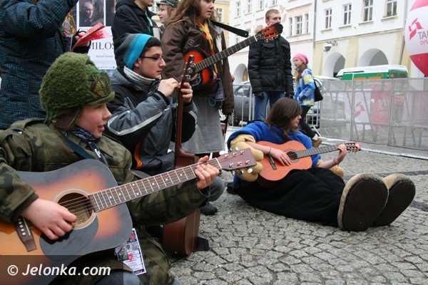 gitarowa-orkiestra-serc-graa-na-placu-ratuszowym-foto-44140