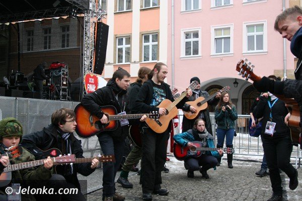 gitarowa-orkiestra-serc-graa-na-placu-ratuszowym-foto-44140