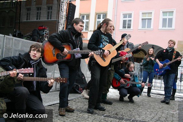 gitarowa-orkiestra-serc-graa-na-placu-ratuszowym-foto-44140