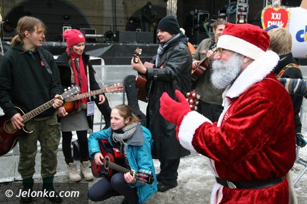 gitarowa-orkiestra-serc-graa-na-placu-ratuszowym-foto-44140