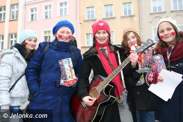 gitarowa-orkiestra-serc-graa-na-placu-ratuszowym-foto-44140