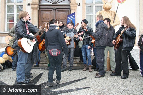 gitarowa-orkiestra-serc-graa-na-placu-ratuszowym-foto-44140