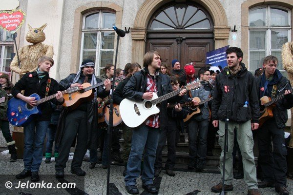 gitarowa-orkiestra-serc-graa-na-placu-ratuszowym-foto-44140