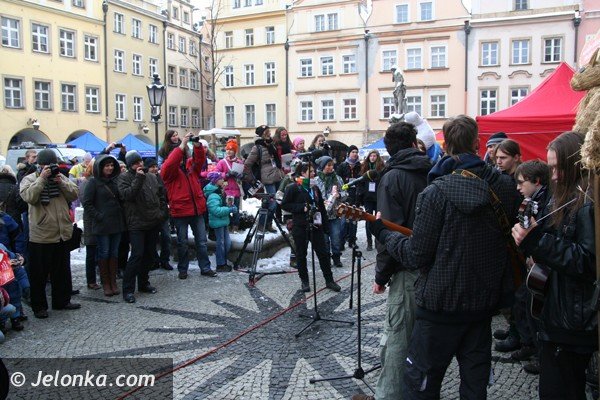 gitarowa-orkiestra-serc-graa-na-placu-ratuszowym-foto-44140