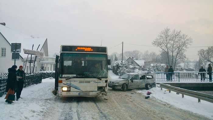samochod-osobowy-wjecha-w-kostrzycy-w-autobus-pks-foto-44166