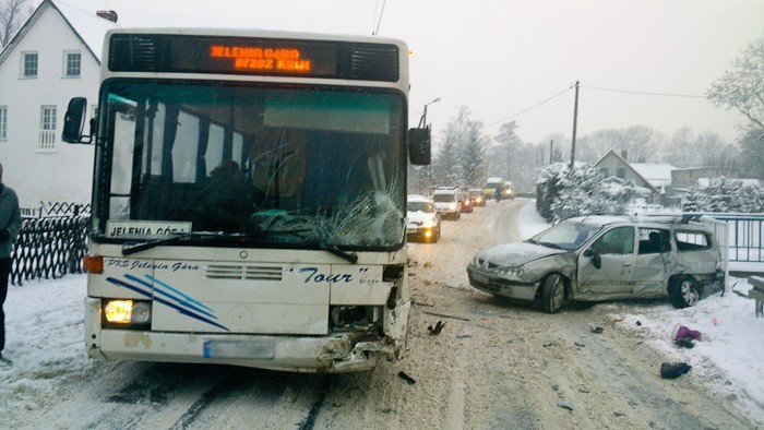 samochod-osobowy-wjecha-w-kostrzycy-w-autobus-pks-foto-44166