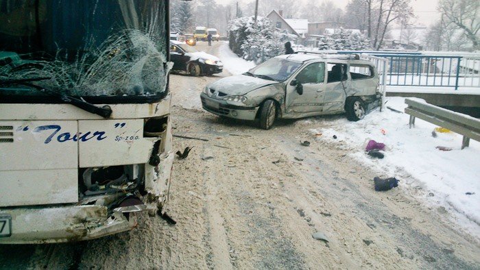 samochod-osobowy-wjecha-w-kostrzycy-w-autobus-pks-foto-44166