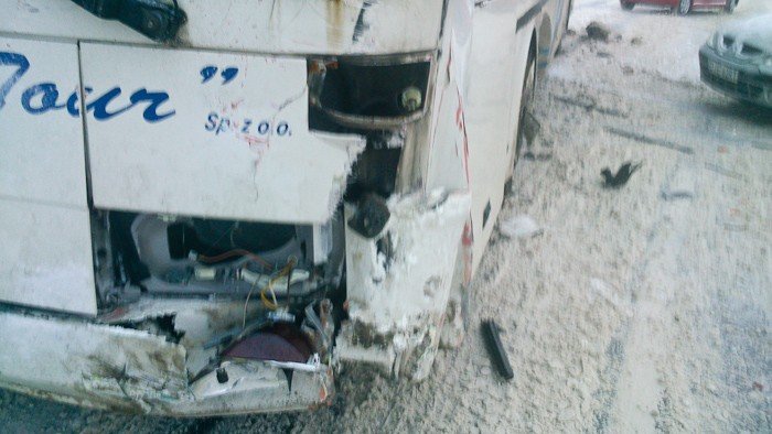 samochod-osobowy-wjecha-w-kostrzycy-w-autobus-pks-foto-44166