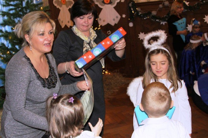 wspoczesne-i-dawne-koledy-oraz-pastoraki-w-uroczym-wykonaniu-przedszkolakow-foto-44215