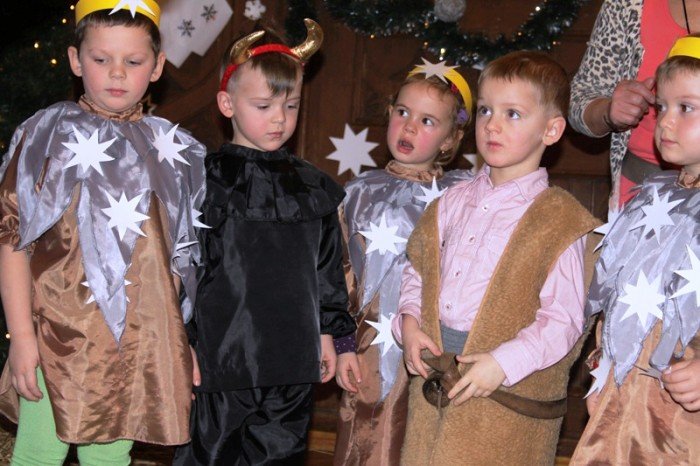 wspoczesne-i-dawne-koledy-oraz-pastoraki-w-uroczym-wykonaniu-przedszkolakow-foto-44215