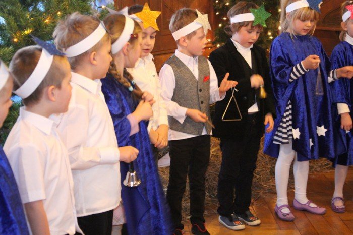 wspoczesne-i-dawne-koledy-oraz-pastoraki-w-uroczym-wykonaniu-przedszkolakow-foto-44215