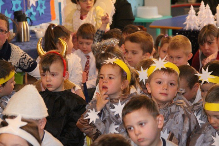 wspoczesne-i-dawne-koledy-oraz-pastoraki-w-uroczym-wykonaniu-przedszkolakow-foto-44215