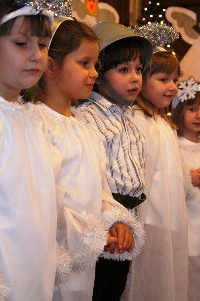 wspoczesne-i-dawne-koledy-oraz-pastoraki-w-uroczym-wykonaniu-przedszkolakow-foto-44215