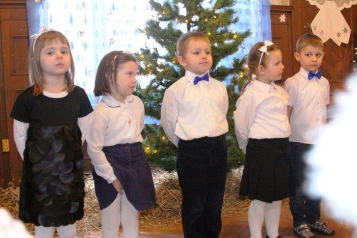 wspoczesne-i-dawne-koledy-oraz-pastoraki-w-uroczym-wykonaniu-przedszkolakow-foto-44215