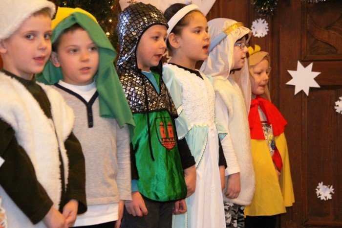wspoczesne-i-dawne-koledy-oraz-pastoraki-w-uroczym-wykonaniu-przedszkolakow-foto-44215