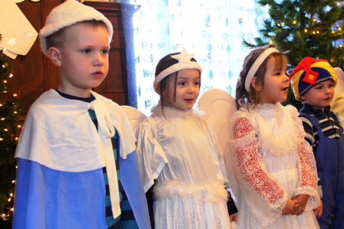 wspoczesne-i-dawne-koledy-oraz-pastoraki-w-uroczym-wykonaniu-przedszkolakow-foto-44215