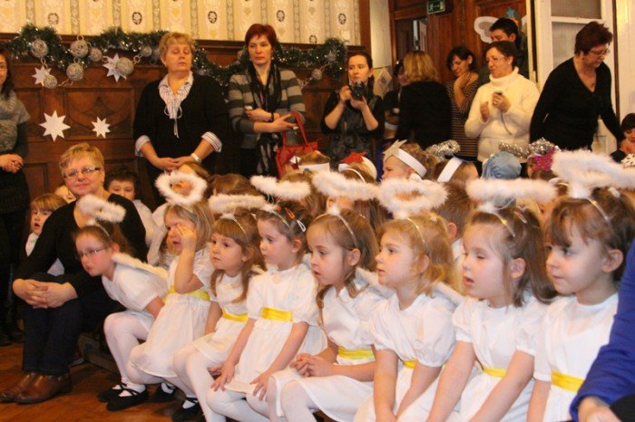 wspoczesne-i-dawne-koledy-oraz-pastoraki-w-uroczym-wykonaniu-przedszkolakow-foto-44215