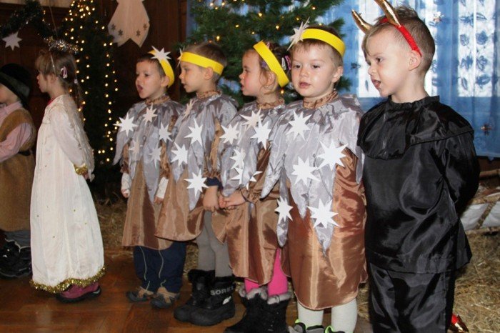 wspoczesne-i-dawne-koledy-oraz-pastoraki-w-uroczym-wykonaniu-przedszkolakow-foto-44215