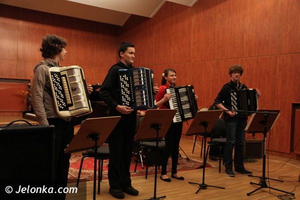 karnawaowo-w-salonie-muzycznym-karkonoskiego-uniwersytetu-trzeciego-wieku-foto-44223