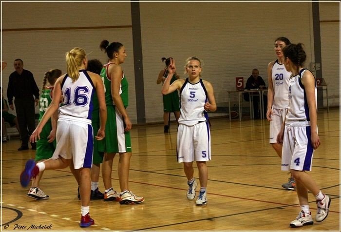 koszykarki-wrociy-z-poznania-z-tarcza-foto-44305