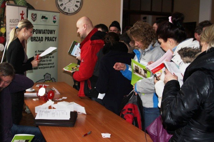 w-jeleniej-gorze-na-targach-tumy-w-kolejce-po-prace-zagranica-foto-44340