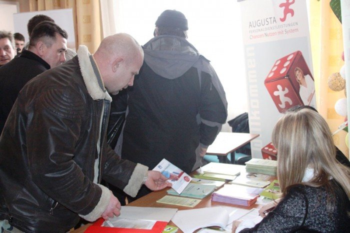 w-jeleniej-gorze-na-targach-tumy-w-kolejce-po-prace-zagranica-foto-44340
