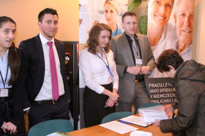 w-jeleniej-gorze-na-targach-tumy-w-kolejce-po-prace-zagranica-foto-44340