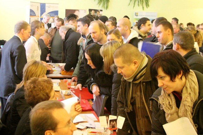 w-jeleniej-gorze-na-targach-tumy-w-kolejce-po-prace-zagranica-foto-44340