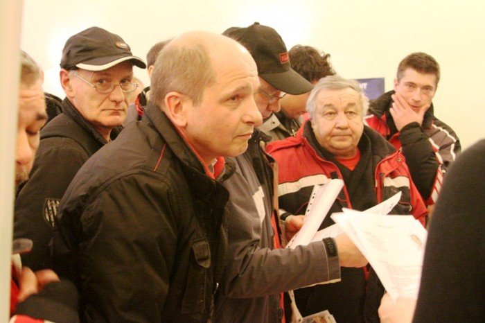 w-jeleniej-gorze-na-targach-tumy-w-kolejce-po-prace-zagranica-foto-44340