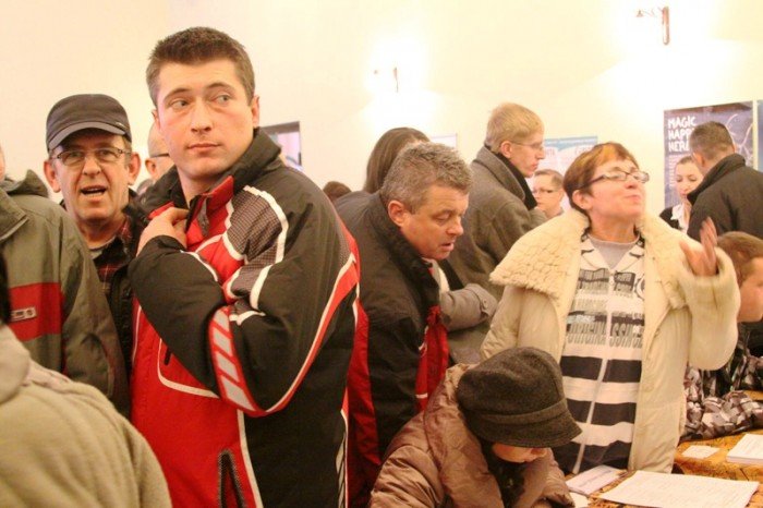 w-jeleniej-gorze-na-targach-tumy-w-kolejce-po-prace-zagranica-foto-44340