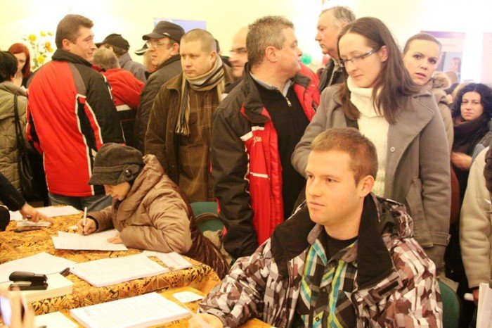 w-jeleniej-gorze-na-targach-tumy-w-kolejce-po-prace-zagranica-foto-44340