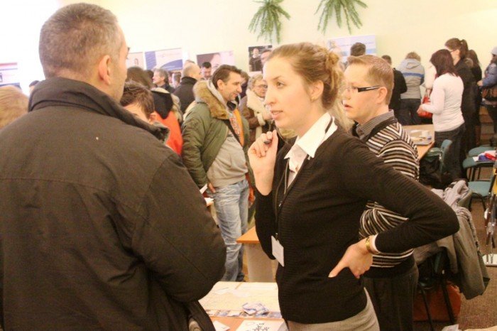 w-jeleniej-gorze-na-targach-tumy-w-kolejce-po-prace-zagranica-foto-44340