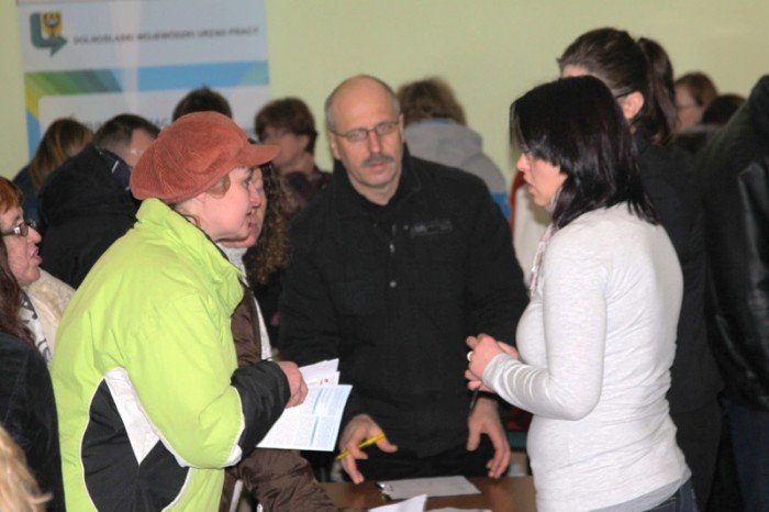 w-jeleniej-gorze-na-targach-tumy-w-kolejce-po-prace-zagranica-foto-44340