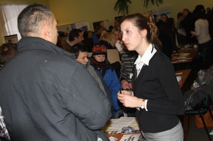 w-jeleniej-gorze-na-targach-tumy-w-kolejce-po-prace-zagranica-foto-44340