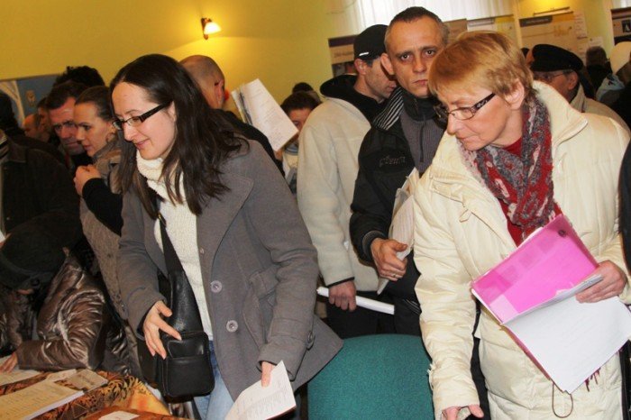 w-jeleniej-gorze-na-targach-tumy-w-kolejce-po-prace-zagranica-foto-44340