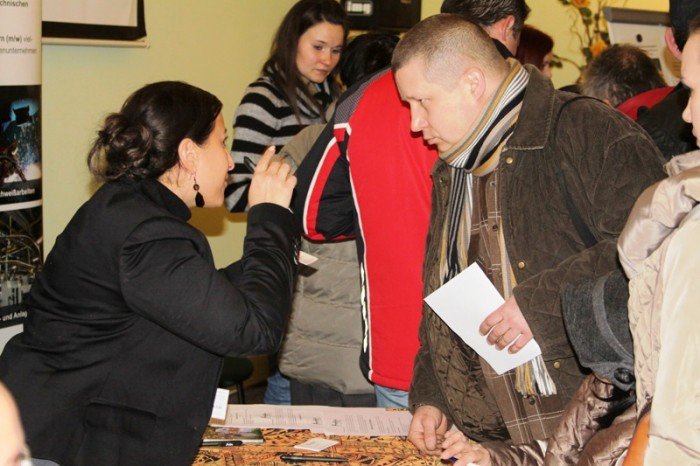 w-jeleniej-gorze-na-targach-tumy-w-kolejce-po-prace-zagranica-foto-44340