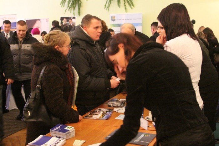 w-jeleniej-gorze-na-targach-tumy-w-kolejce-po-prace-zagranica-foto-44340