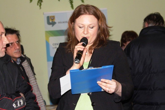 w-jeleniej-gorze-na-targach-tumy-w-kolejce-po-prace-zagranica-foto-44340