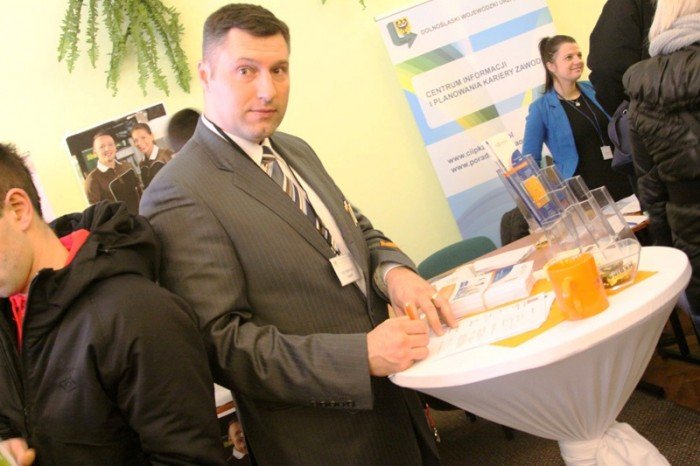 w-jeleniej-gorze-na-targach-tumy-w-kolejce-po-prace-zagranica-foto-44340