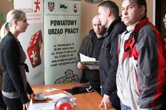 w-jeleniej-gorze-na-targach-tumy-w-kolejce-po-prace-zagranica-foto-44340