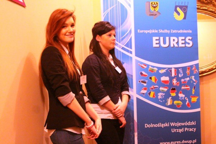 w-jeleniej-gorze-na-targach-tumy-w-kolejce-po-prace-zagranica-foto-44340