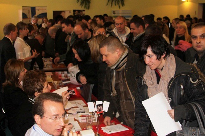 w-jeleniej-gorze-na-targach-tumy-w-kolejce-po-prace-zagranica-foto-44340